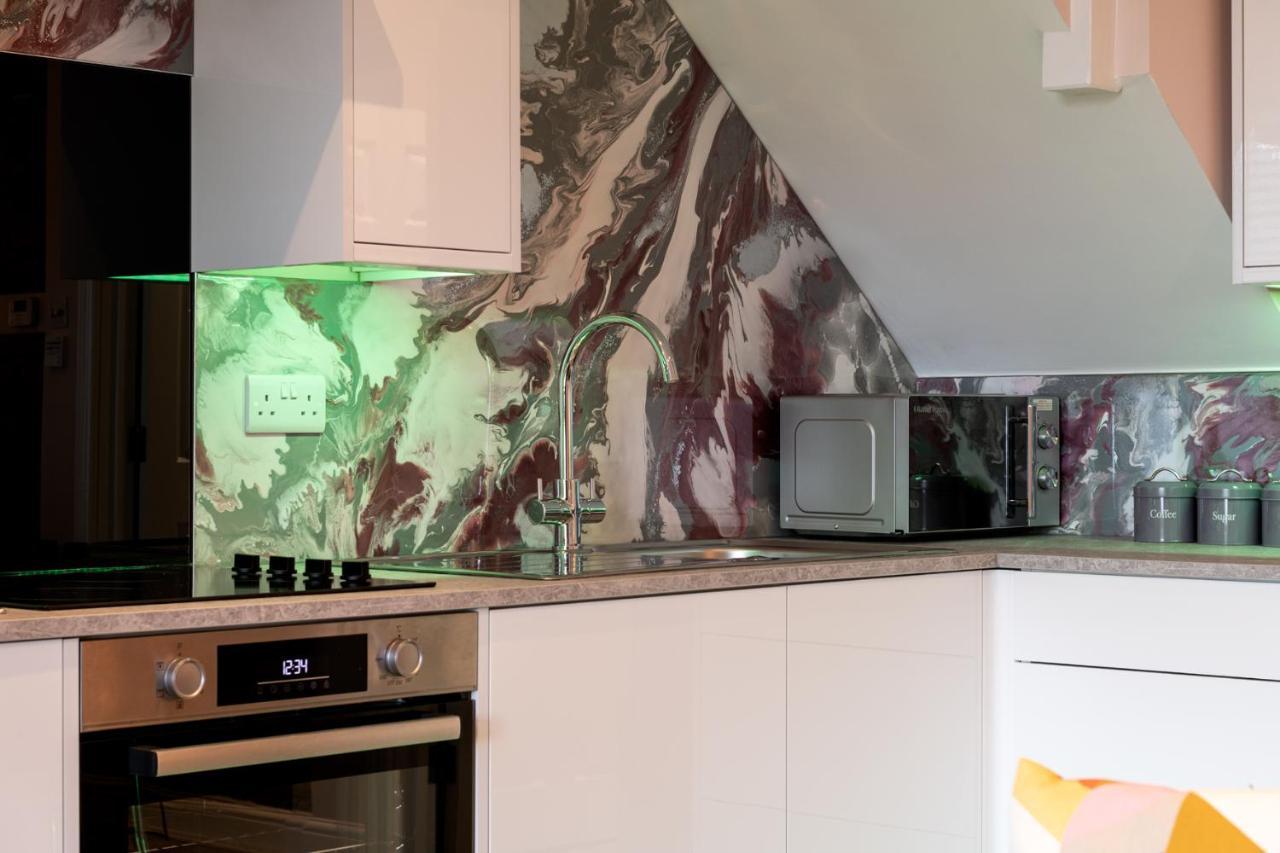 Cool, Calm & Contractor-Approved - Summer Stays Open - Apartment D Gillingham  Esterno foto