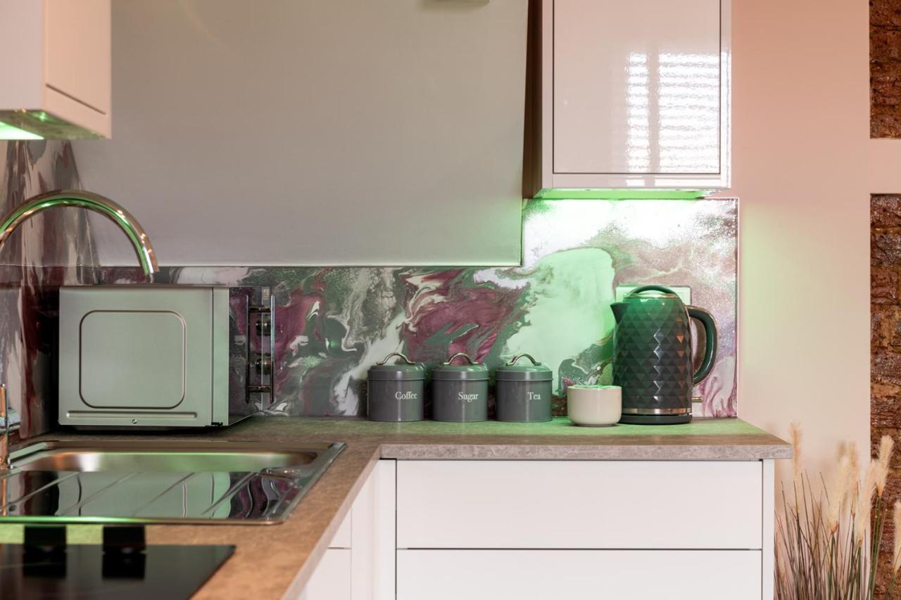 Cool, Calm & Contractor-Approved - Summer Stays Open - Apartment D Gillingham  Esterno foto
